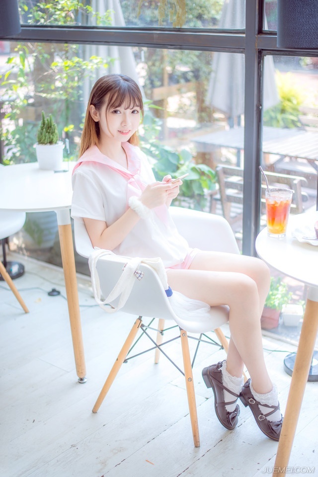 友谊是美酒，年份越久越醇香浓厚；友谊是焰火，在高处绽放才愈是美丽；友谊是鲜花，送之于人手有余香。